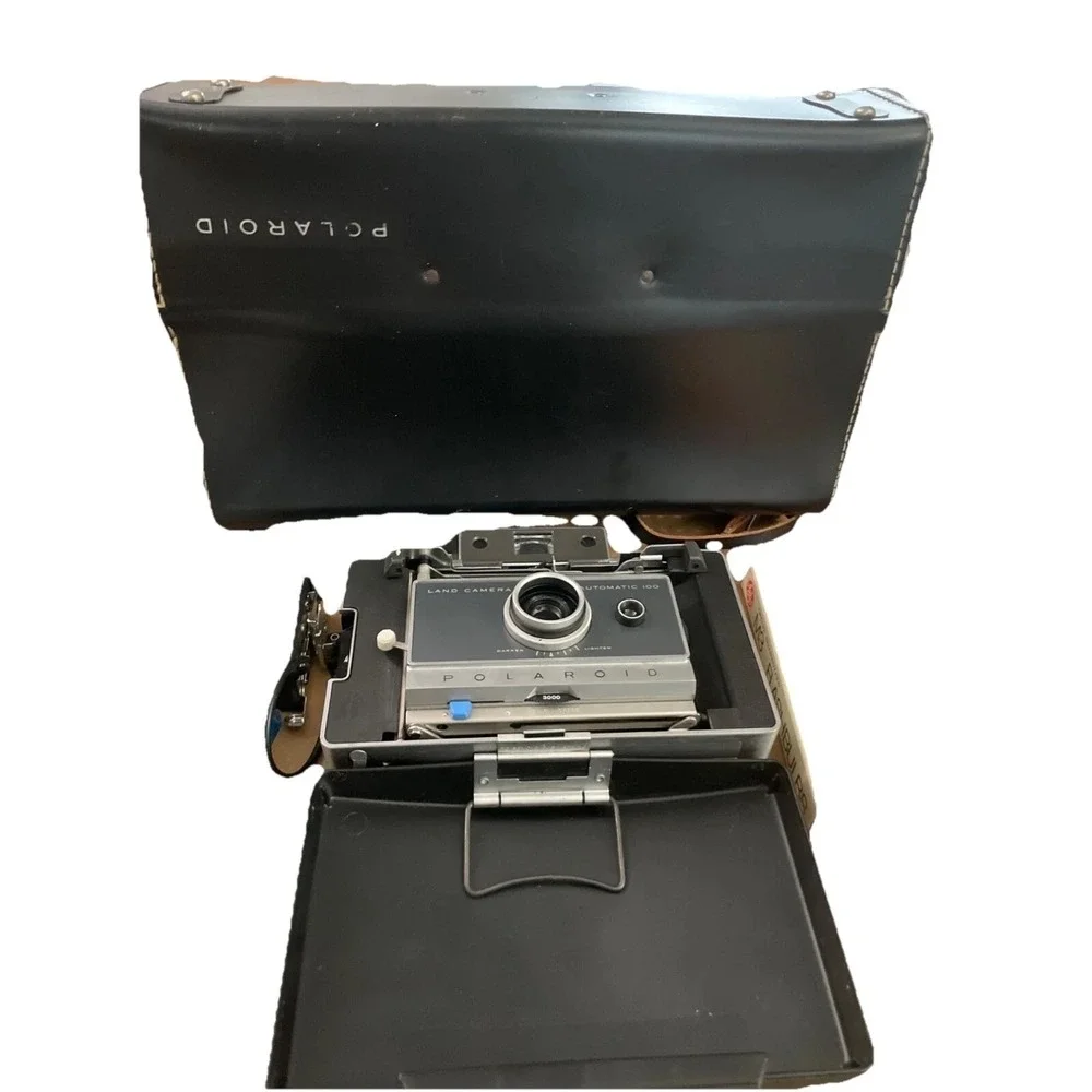 Polaroid Automatic 100 Land Camera with Flashbulbs Case Kit Vintage
